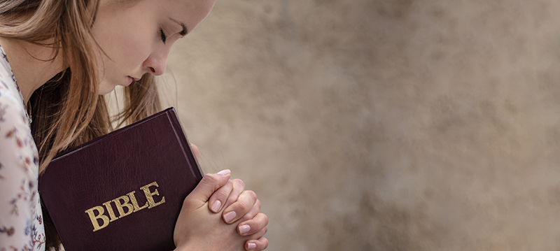 image of young girl praying